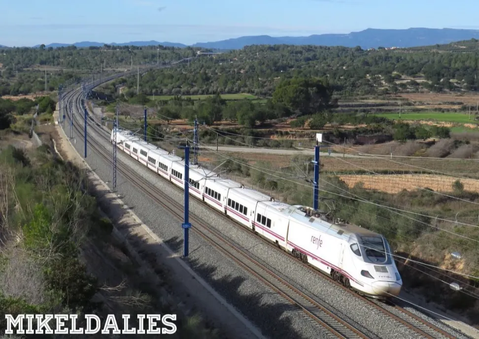 Tren Alvia de Renfe en la ruta Barcelona-Gijón pasando por Nou Gaya