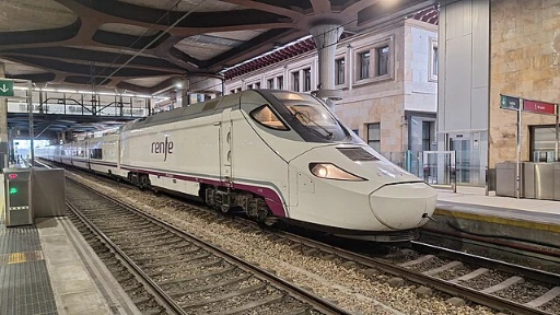 Tren Alvia de Renfe circulando por la vía en un paisaje montañoso
