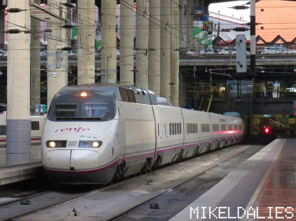 Tren AVE Serie 100 de Renfe en la estación de Madrid Atocha con destino a Castellón