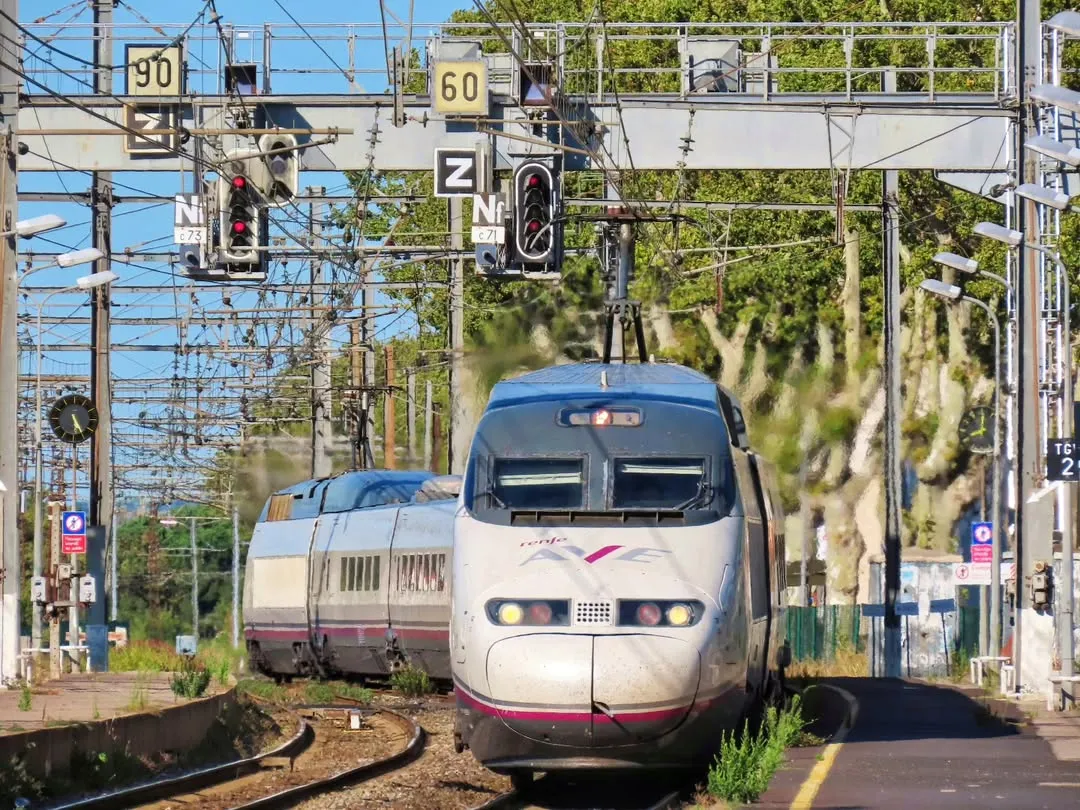 Tren AVE Serie 100 de Renfe en la ruta Lyon-Narbona-Barcelona