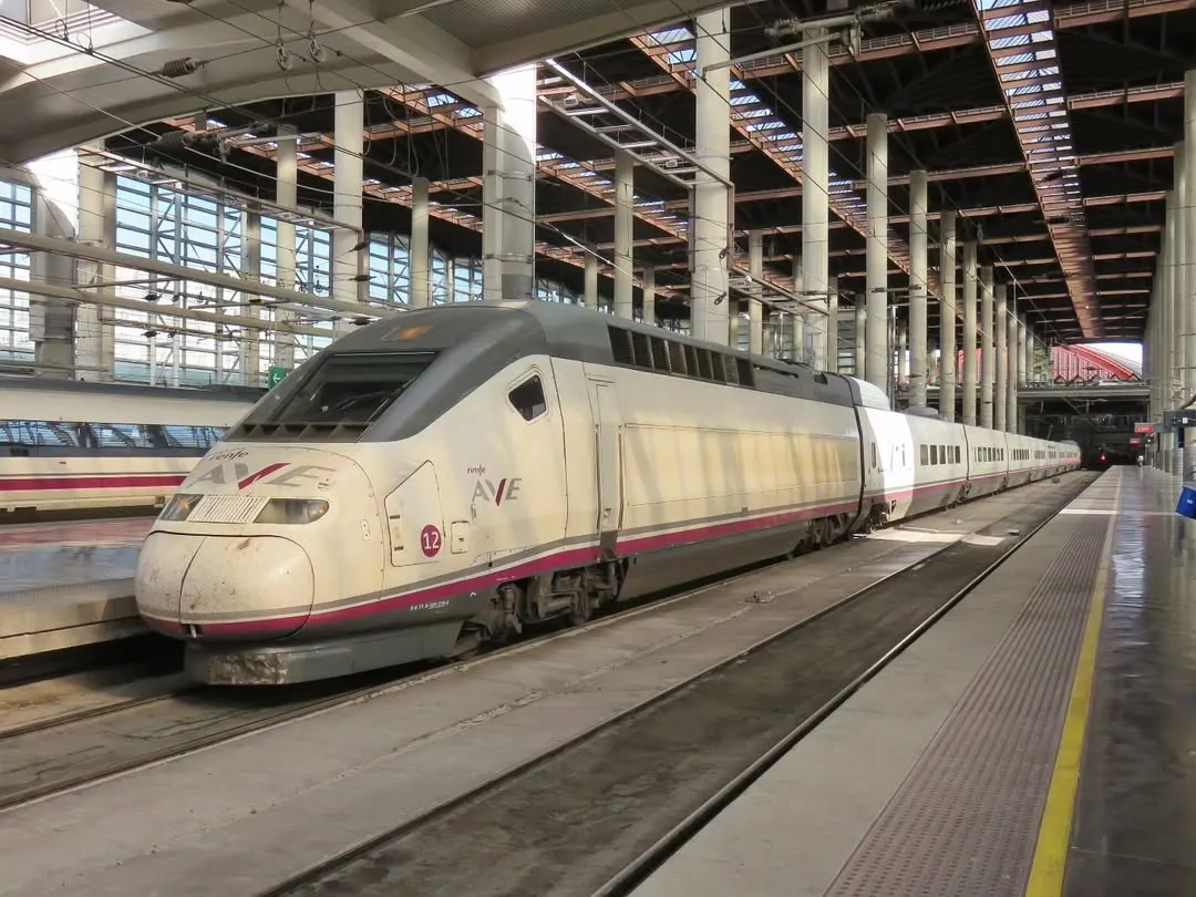 Tren AVE Serie 100 de Renfe en la ruta Madrid-Valencia-Castellón