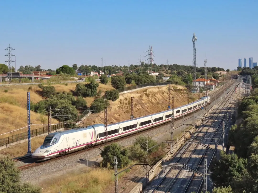 Tren AVE Serie 102 de Renfe en la ruta Burgos-Murcia, estacionado en Goloso