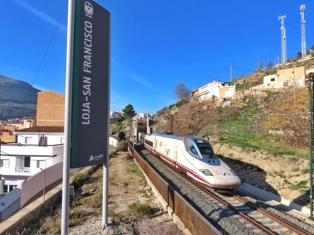 Tren AVE Serie 102 de Renfe en la ruta Madrid-Granada, pasando por Loja