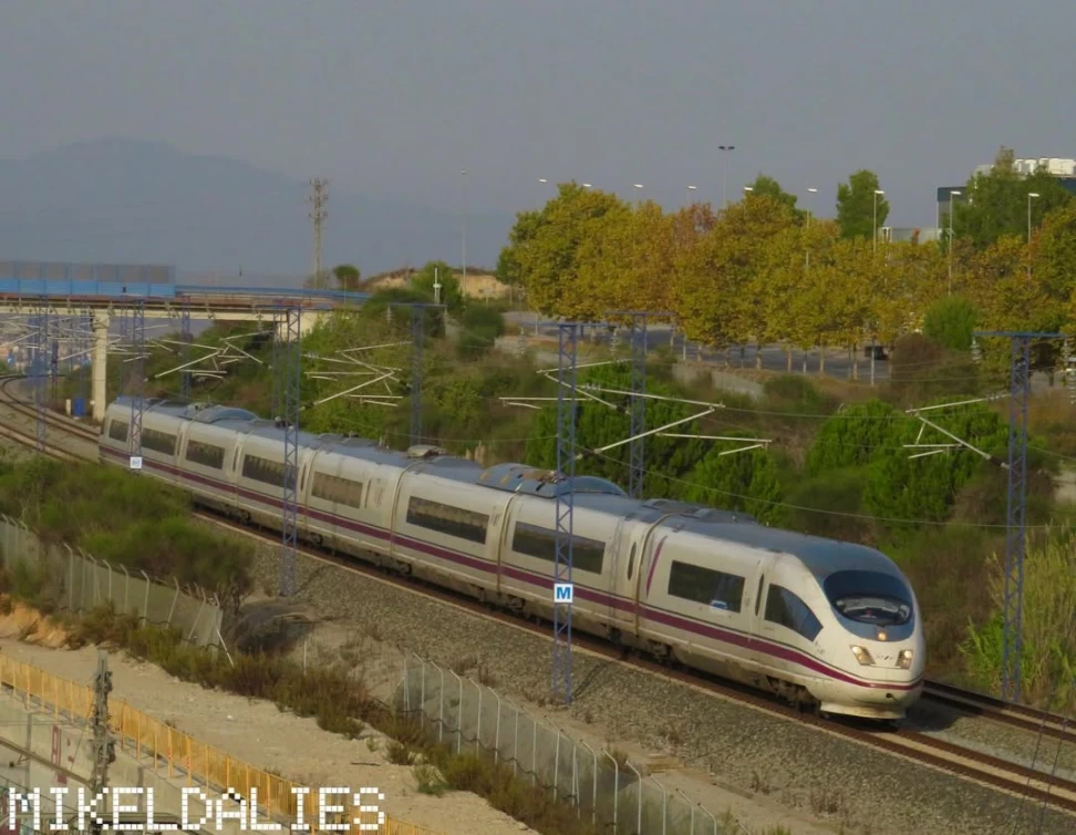 Tren AVE Serie 103 de Renfe en la ruta Barcelona-Madrid, pasando por La Granada