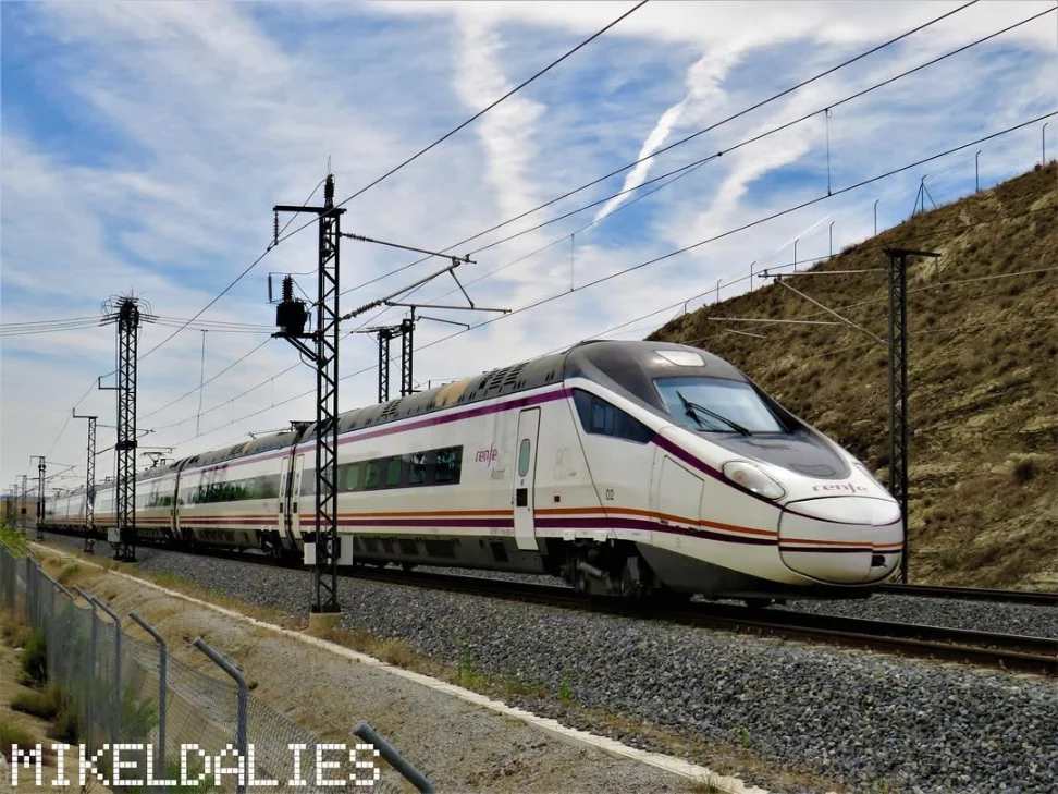 Tren Serie 114 de Renfe en la ruta Madrid-Valladolid, pasando por Colmenar Viejo