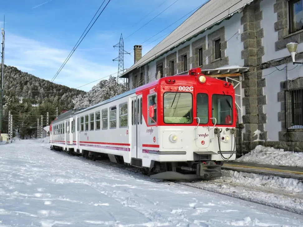 Tren Cercanías 442 de Renfe en la estación de Los Cotos, Sierra de Guadarrama