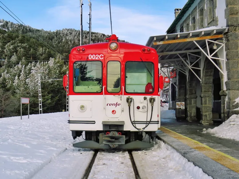 Tren Cercanías 442 de Renfe en la línea C-9, cerca de Cercedilla