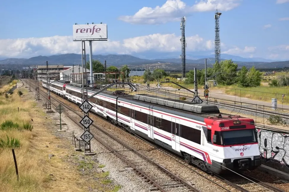 Tren Cercanías 446 de Renfe circulando por la red de cercanías