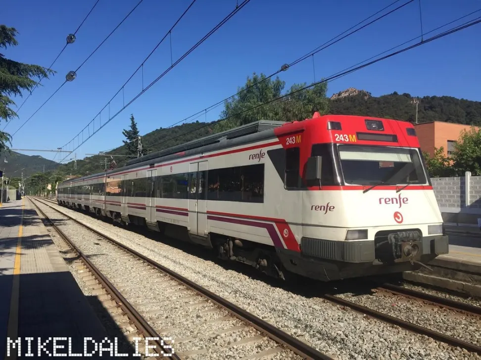 Tren Cercanías 447 de Renfe estacionado en Montcada i Reixac