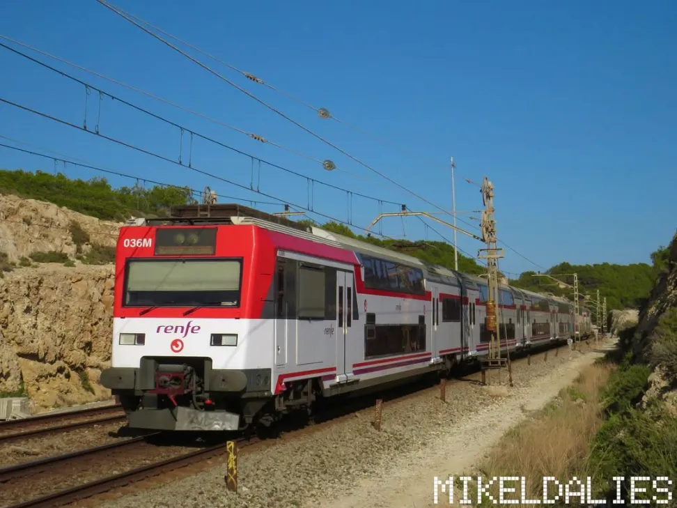 Tren Cercanías 450 de Renfe circulando cerca de Sitges
