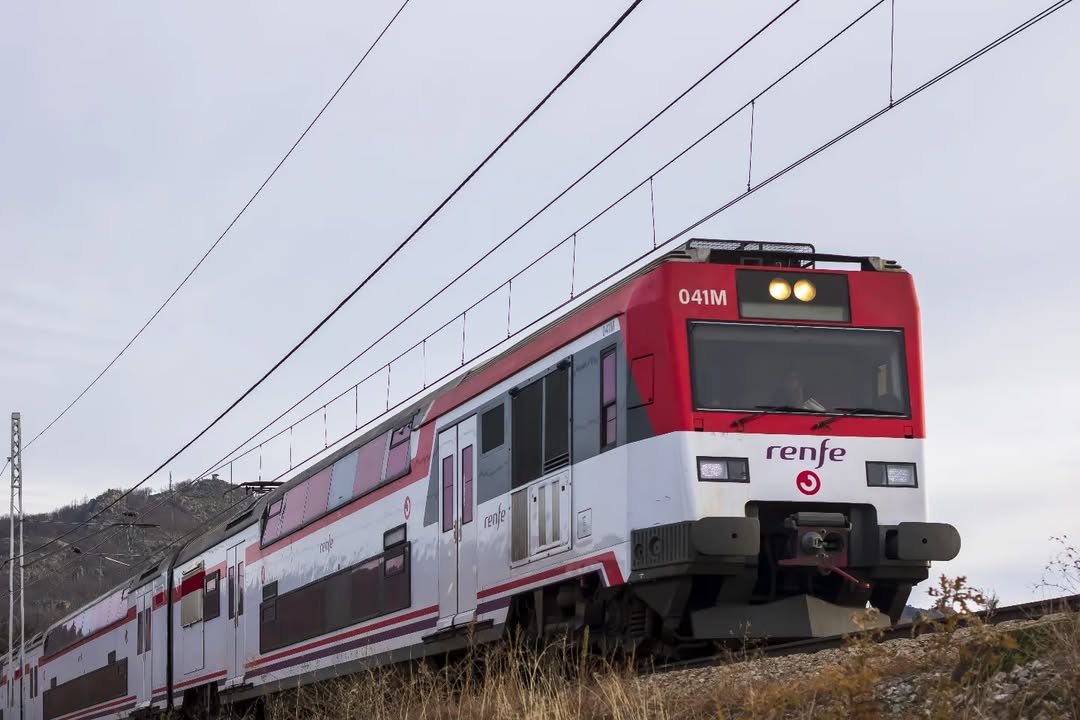 Tren Cercanías 450 de Renfe de dos pisos en la estación