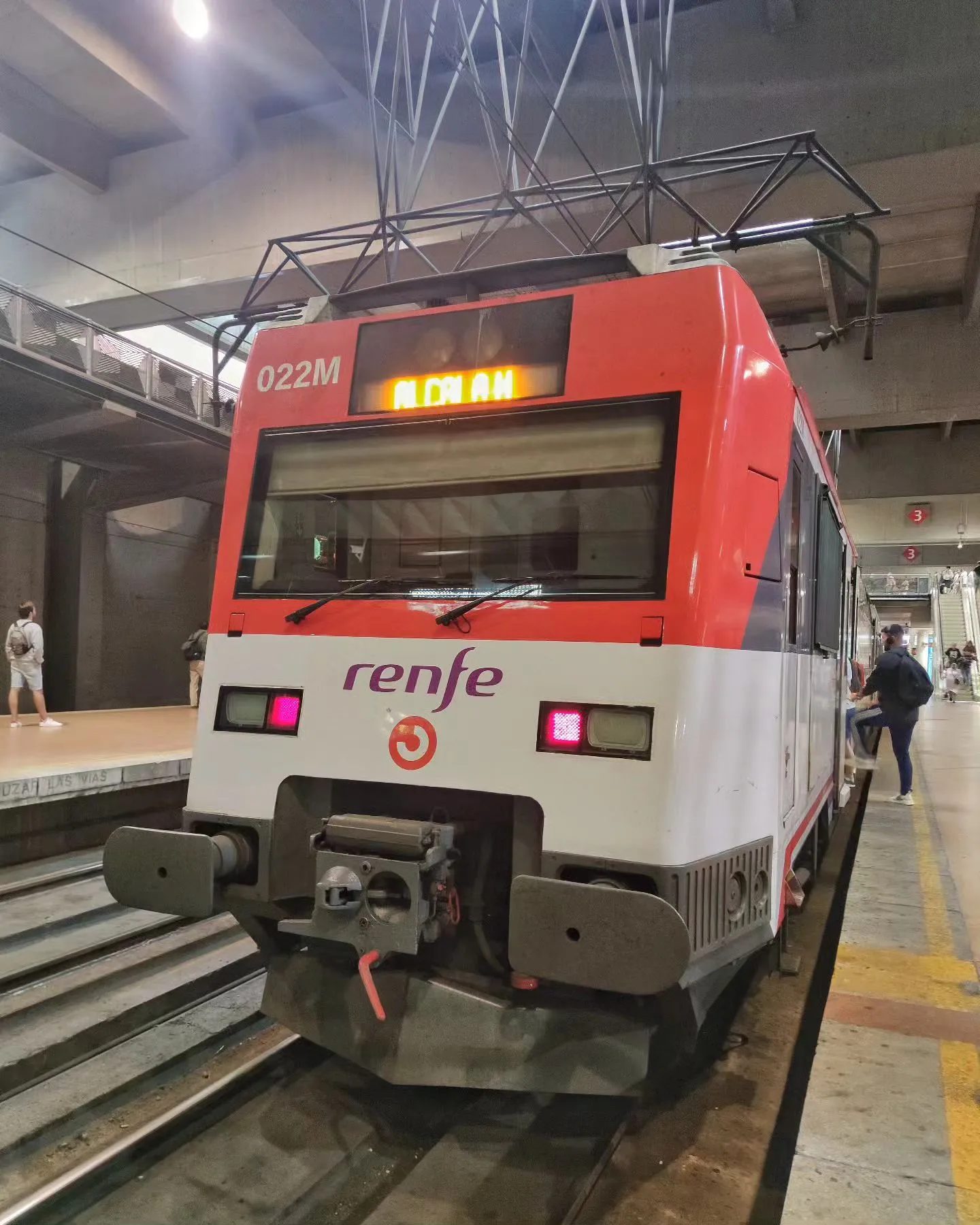 Tren Cercanías 450 de Renfe en movimiento