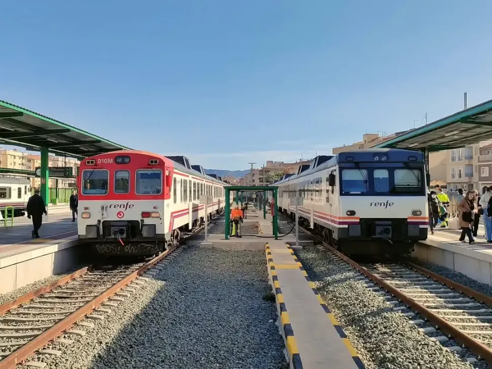 Tren Cercanías 592 de Renfe repostando gasoil en Murcia
