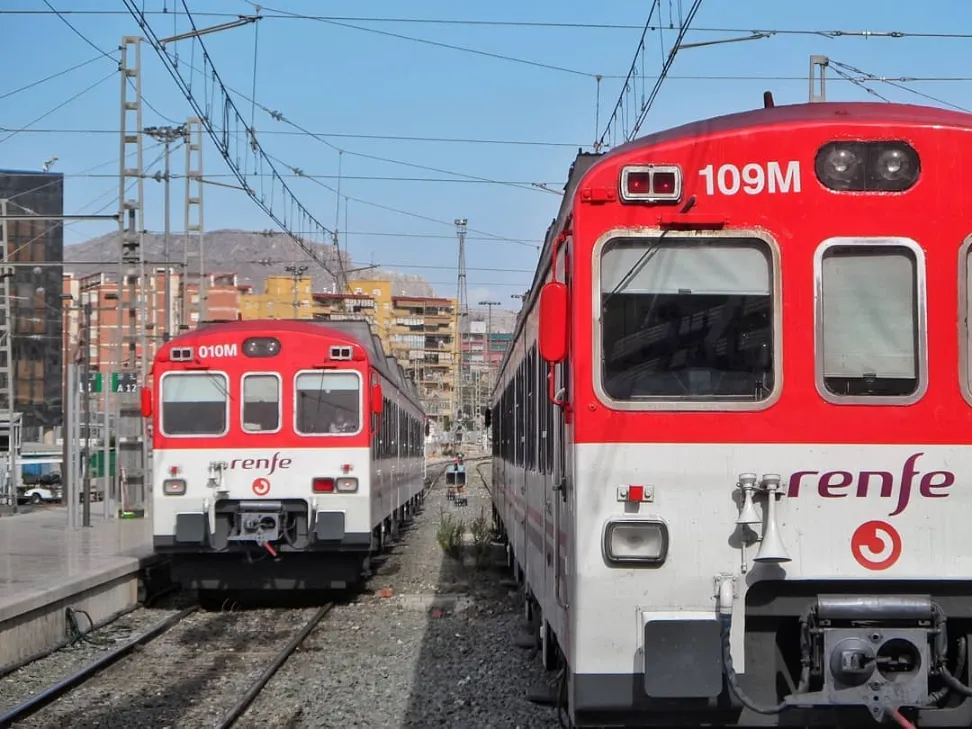 Tren Cercanías 592 de Renfe en la estación de Alicante