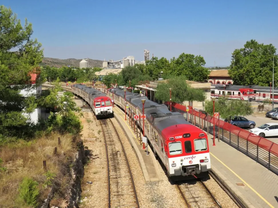 Tren Cercanías 592 de Renfe en la línea de Valencia