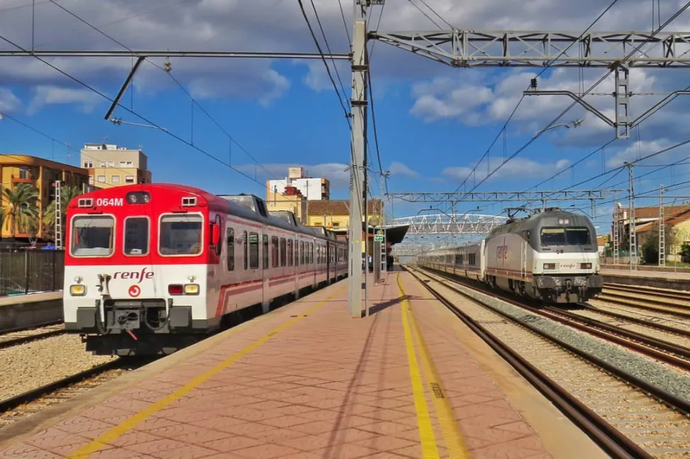 Tren Cercanías 592 de Renfe en la estación de Sagunto