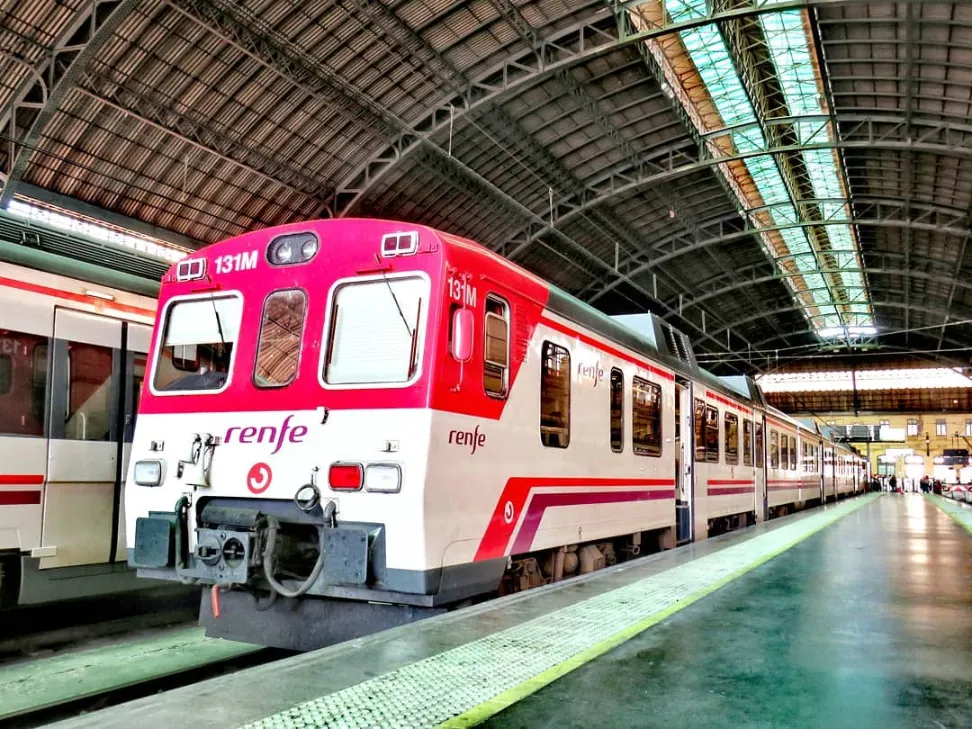 Tren Cercanías 592 de Renfe en la estación de Valencia Nord