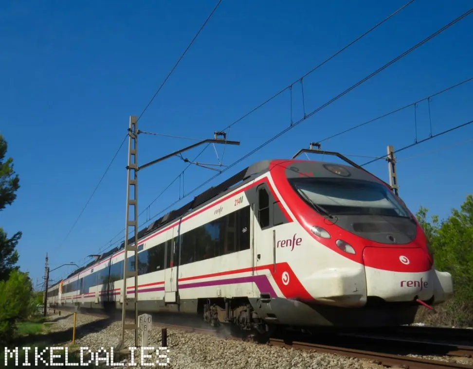 Tren Cercanías Civia 463 de Renfe en la estación de Sitges