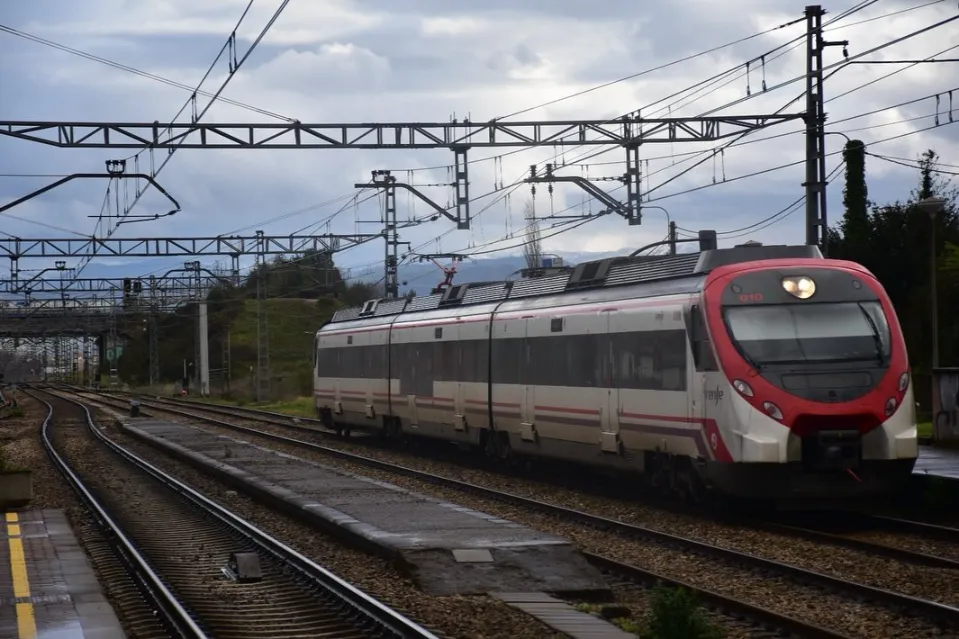 Tren Cercanías Civia 463 de Renfe en Asturias