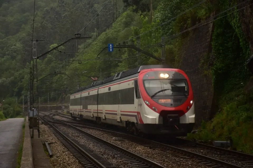 Tren Cercanías Civia 463 de Renfe en la red de cercanías de Asturias