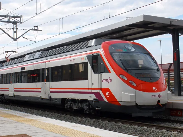 Tren Cercanías Civia 463 de Renfe en servicio activo
