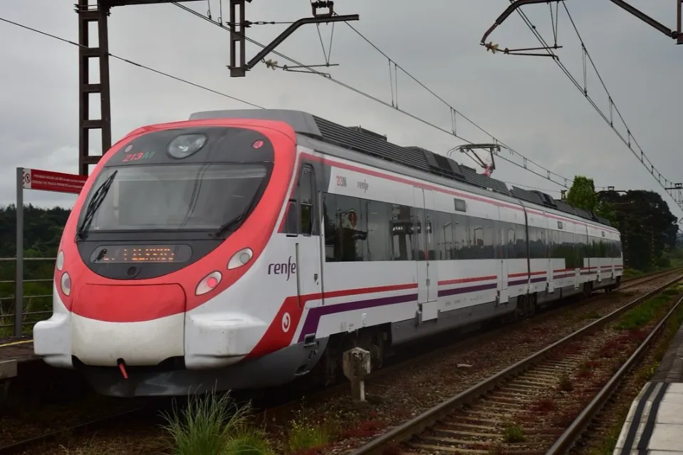 Tren Cercanías Civia 463 de Renfe en Mieres, Asturias