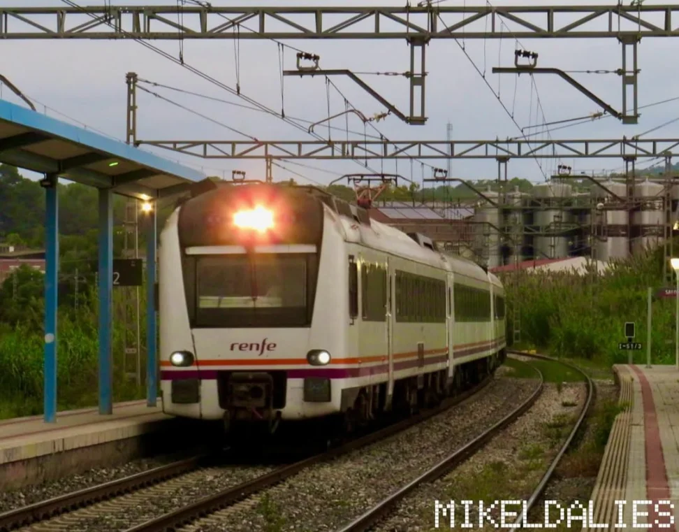 Obras en el corredor mediterráneo con el Tren Cercanías 448 de Renfe cerca de Sant Vicenç de Calders