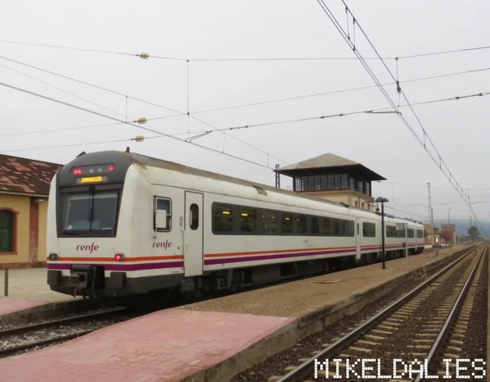 Unidad 448 de Renfe estacionada en Mora la Nova tras un accidente en Torredembarra