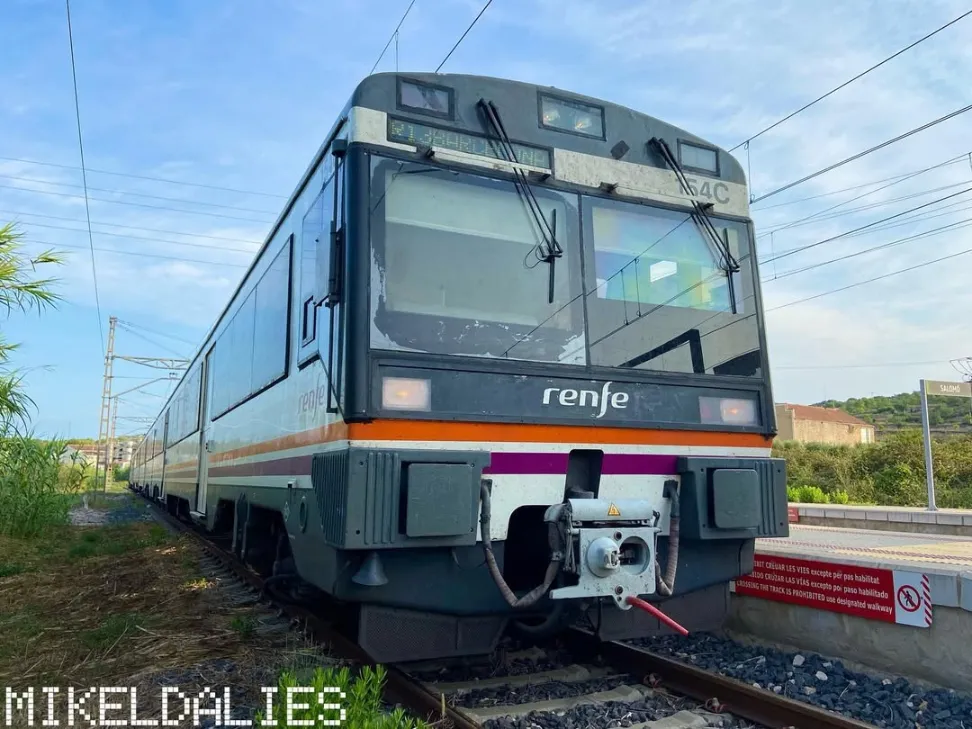 Tren Cercanías 470 de Renfe estacionado en Salomó, línea regional Lleida a Barcelona-Término