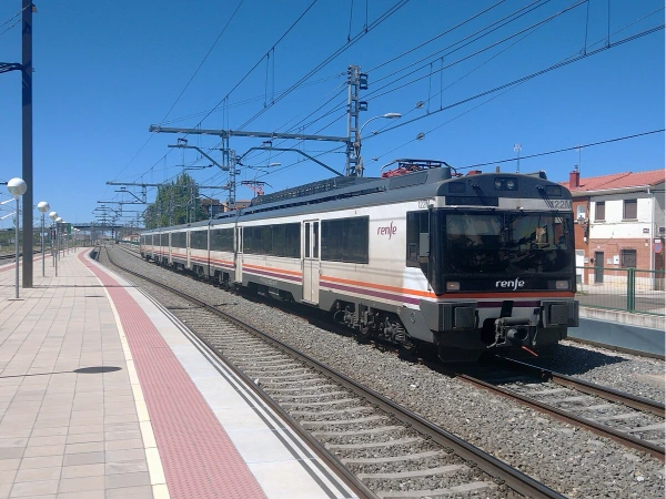 Tren Cercanías 470 de Renfe en servicio activo