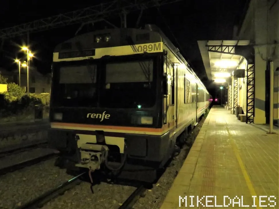 Tren Cercanías 470 de Renfe estacionado en Cervera, Segarra, para pasar la noche