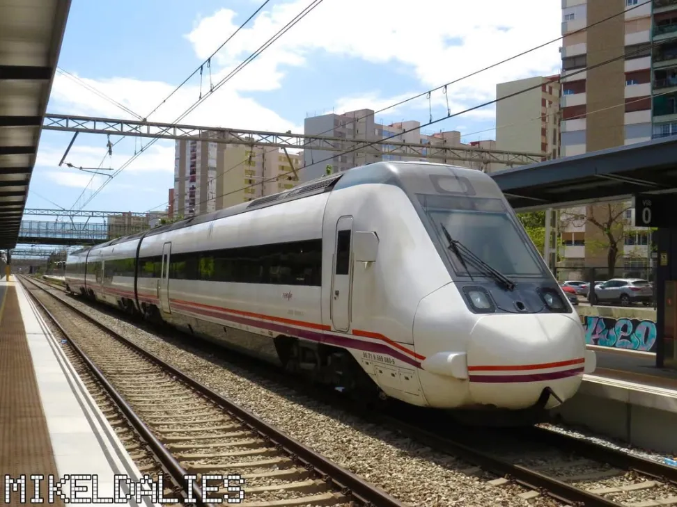 Tren Cercanías 599 de Renfe estacionado en Bellvitge, vía 0, con material vacío