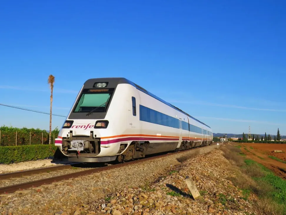 Tren Cercanías 598 de Renfe en Los Rosales, línea Sevilla-Cazalla