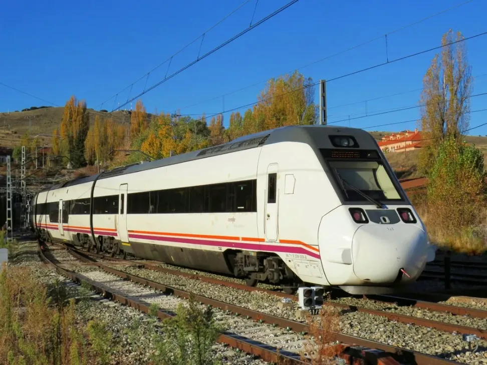 Tren Cercanías 599 de Renfe en Torralba del Moral, línea Soria-Madrid
