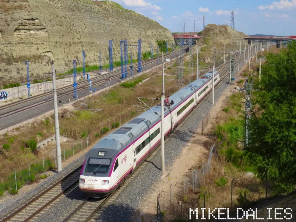 Tren Avant 104 de Renfe en la línea Madrid-Ciudad Real-Puertollano