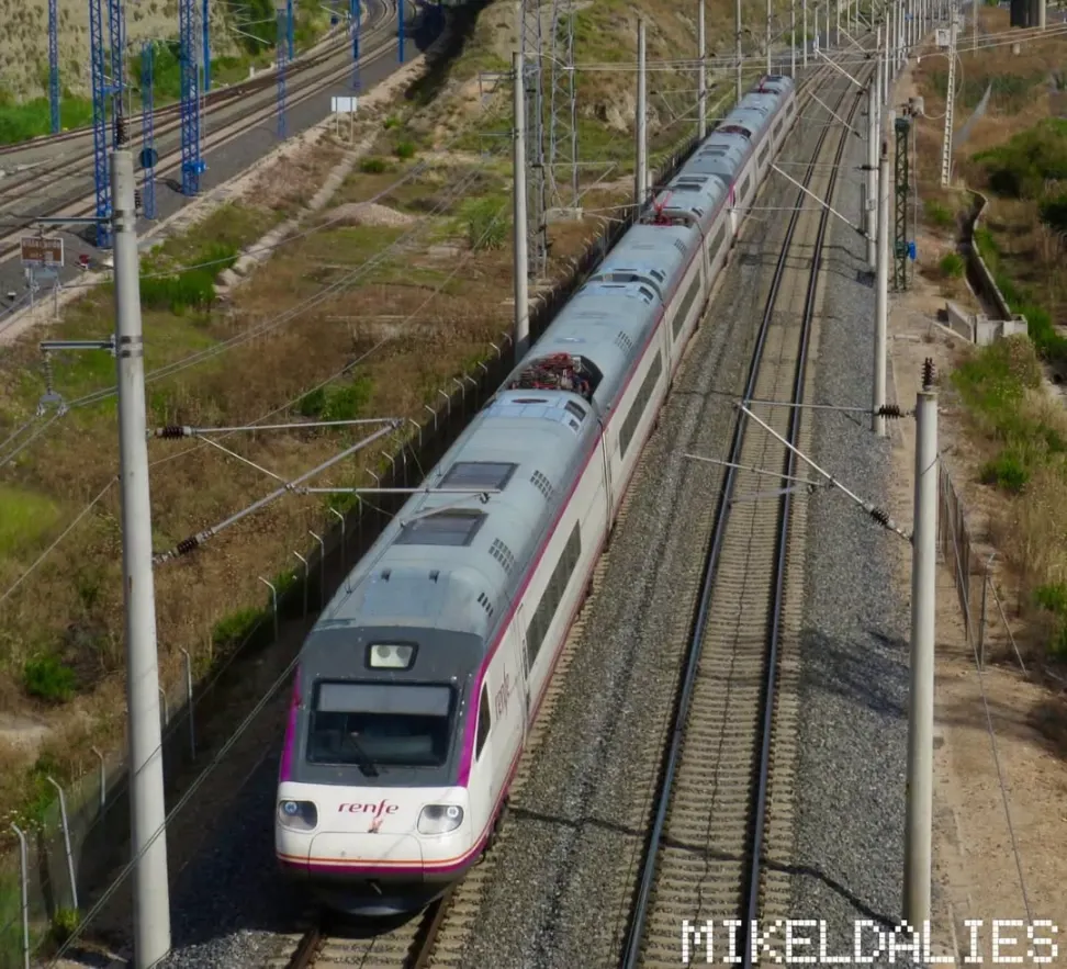 Tren Avant 104 de Renfe en Villaverde, línea Toledo-Madrid-Puerta de Atocha