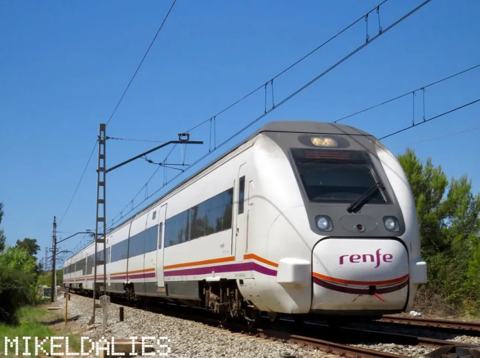 Tren Media Distancia 449 de Renfe en la línea regional Reus-Barcelona-Franca, pasando por Sitges