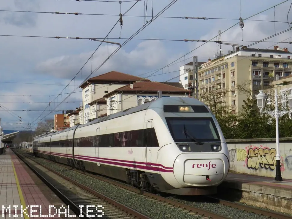 Tren Alvia serie 120 de Renfe saliendo de Vitoria-Gasteiz, línea Madrid-Chamartín a San Sebastián