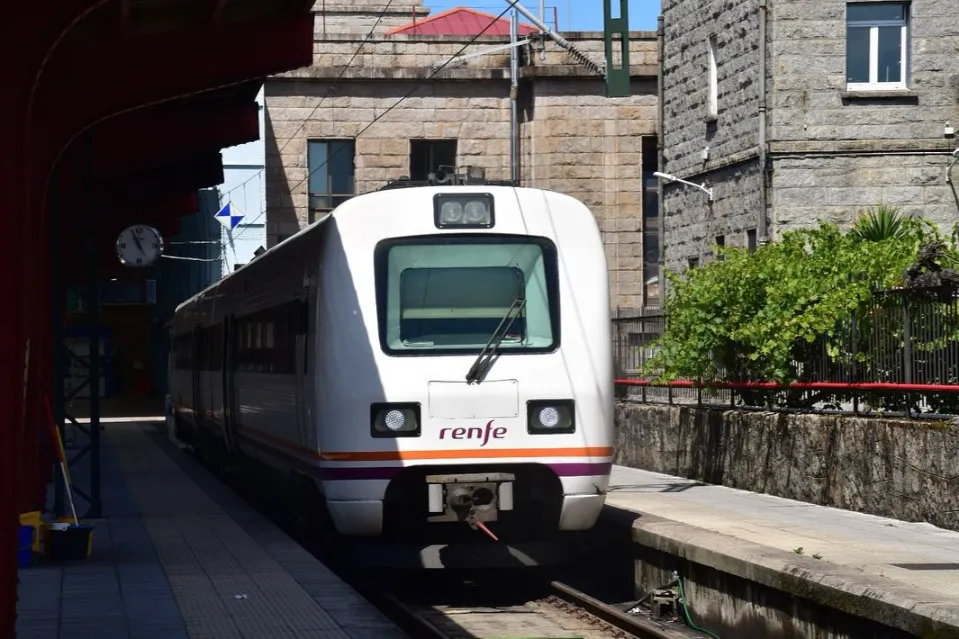 Tren TRD de Renfe reformado en servicio activo
