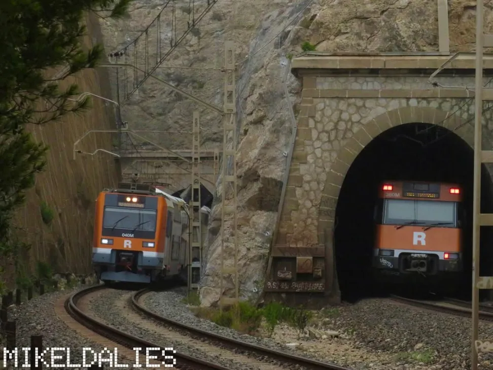 Tren Renfe Cercanías 450 y 447 en la línea Sitges - Vilanova, Barcelona