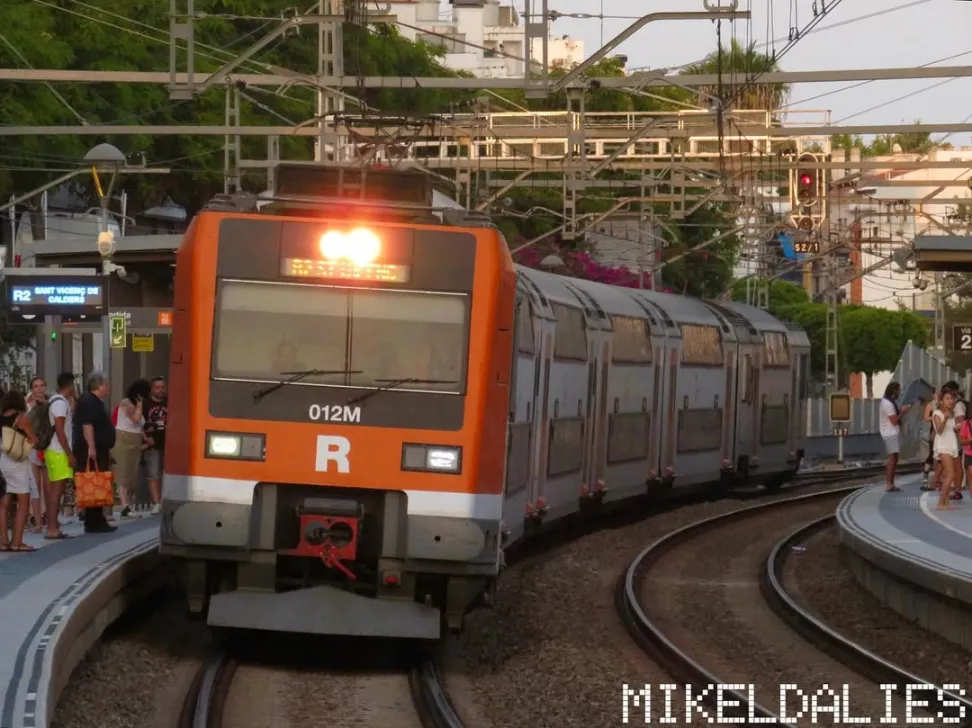Tren Renfe Cercanías 450 en la línea R2 Sur de Barcelona