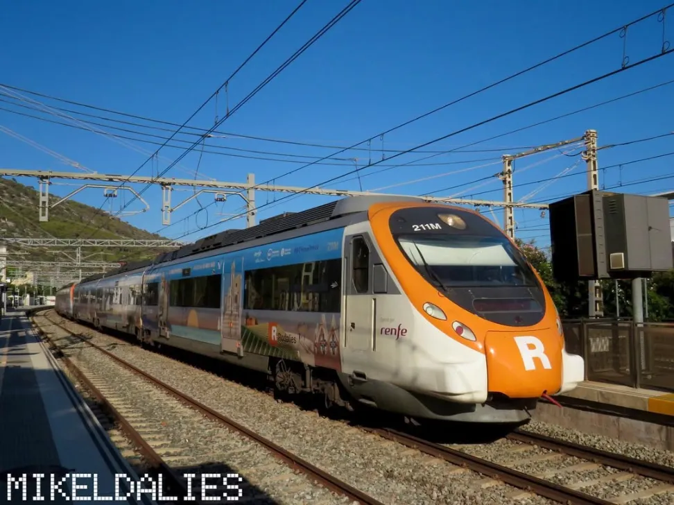 Tren Renfe Civia 463 y 465 cruzando el Parque Natural del Garraf, Barcelona