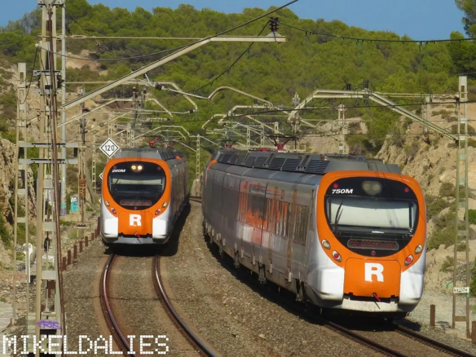 Tren Renfe Civia 465 circulando entre Vilanova y Sitges en la línea R2 Sur