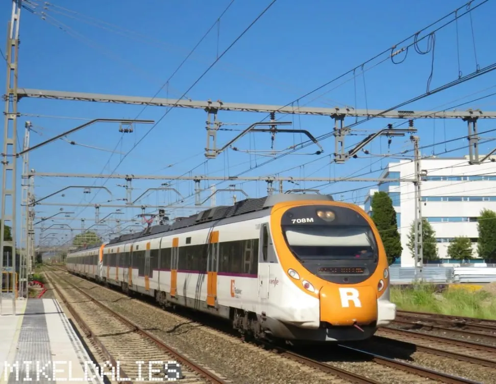Tren Renfe Civia 463 y 465 llegando a Castelldefels en la línea R2 Sur de Rodalies Cataluña