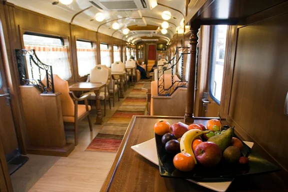 Expreso de Robla - Vista panorámica del tren atravesando un viaducto en la Cordillera Cantábrica
