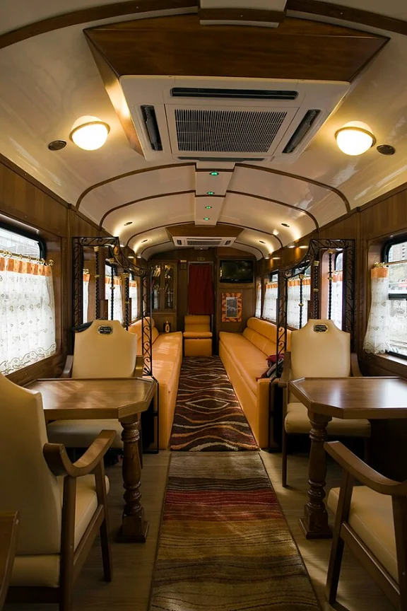 Expreso de Robla - Comedor gourmet del tren con servicio de alta cocina y ambiente acogedor