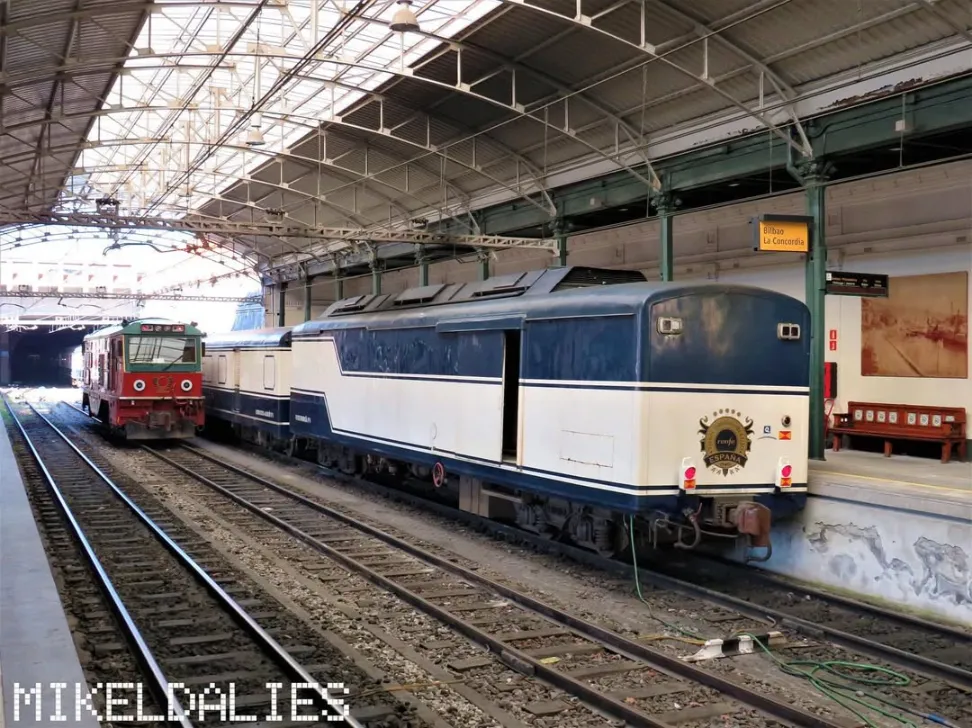Expreso de Robla - Tren de lujo de Renfe junto al Mar Cantábrico, cerca de Bilbao