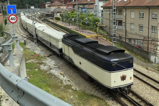 Expreso de Robla - Tren de lujo en la estación de Oviedo, listo para partir